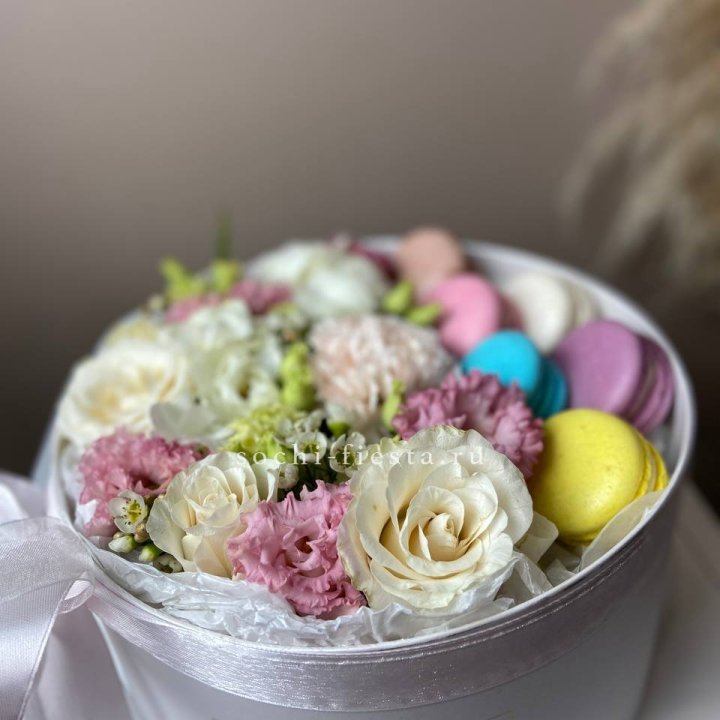 Цветы в цилиндре с макаронс "Прованс" в Мурманске