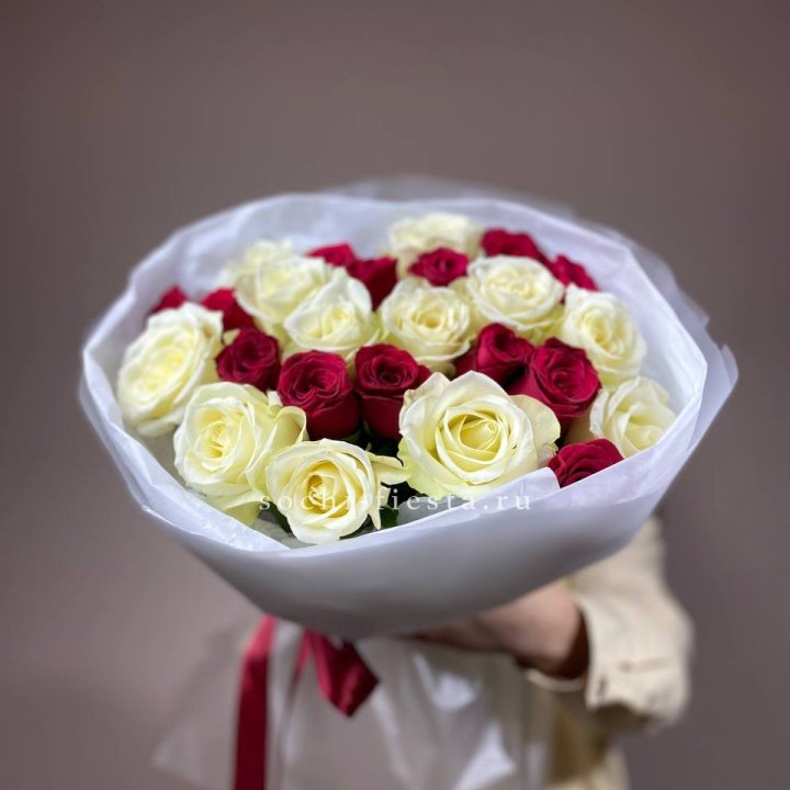Букет их красных и белых 25 роз в Мурманске