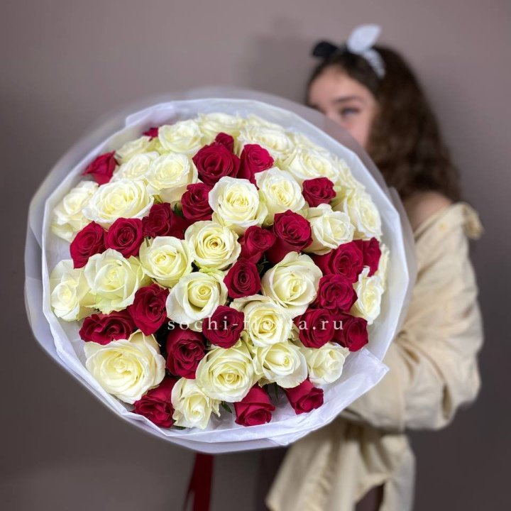 Микс из 55 роз в Мурманске