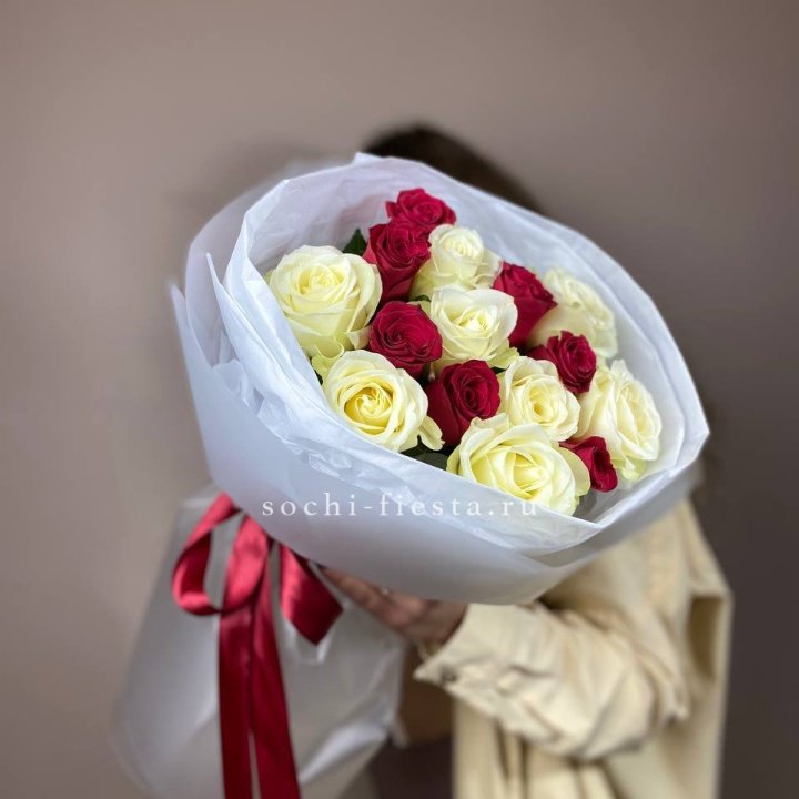 Букет из красных белых 15 роз в Мурманске