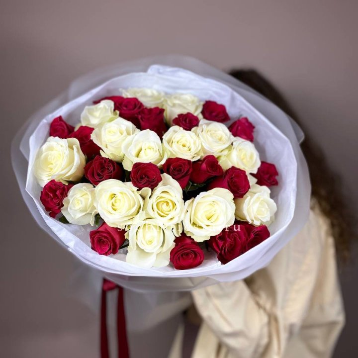 Букет из красных белых 35 роз в Мурманске