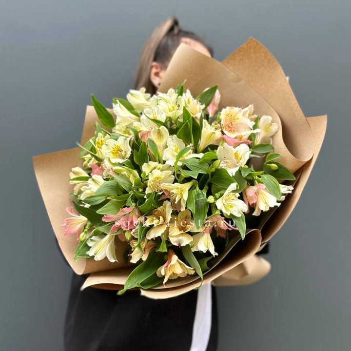 Букет альстромерий в крафте в Мурманске