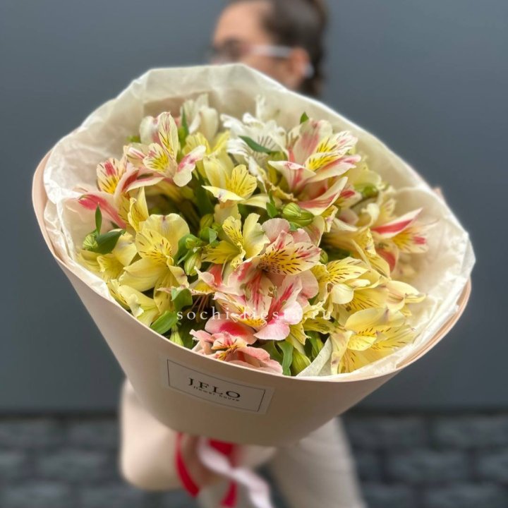 Альстромерии в нежном оформлении в Мурманске