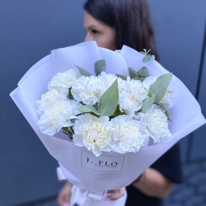 Букет белых диантусов с эвкалиптом в Мурманске