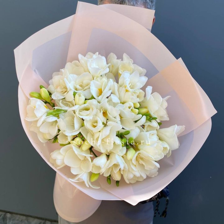 Букет белых фрезий  в Мурманске