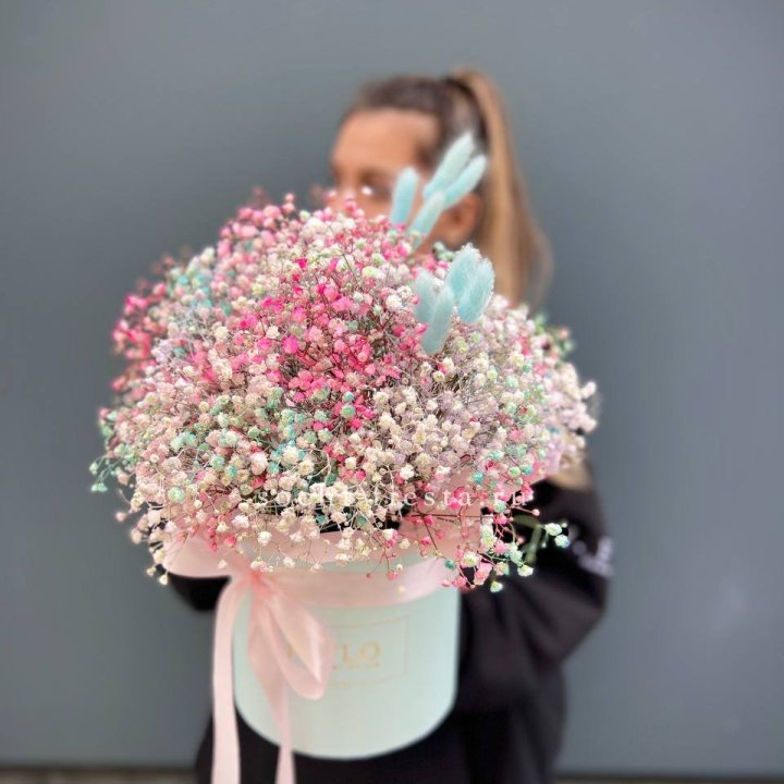 9 Радужных гипсофилы в шляпной коробке в Мурманске