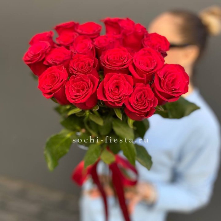 19 красных роз в Мурманске