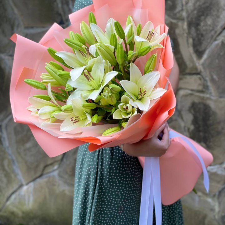 Букет из 7 белых лилий в Мурманске