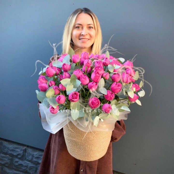 Пионовидные розы  в джутовом кашпо  в Мурманске