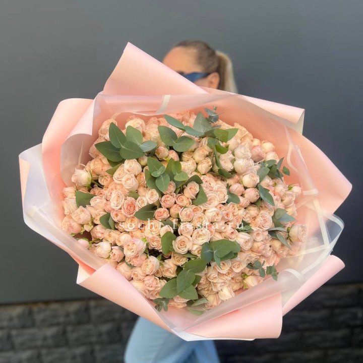 101 кустовая роза с эвкалиптом в Мурманске