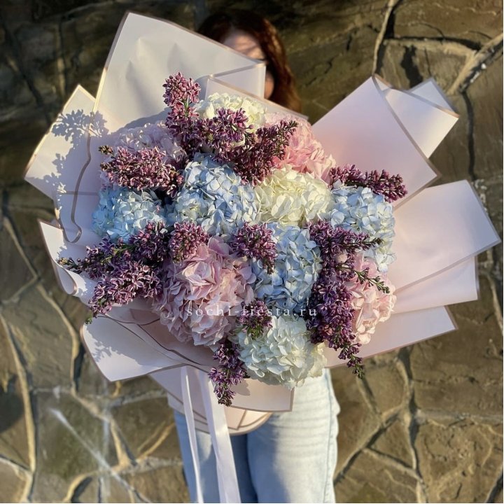 Букет гортензии с сиренью в Мурманске
