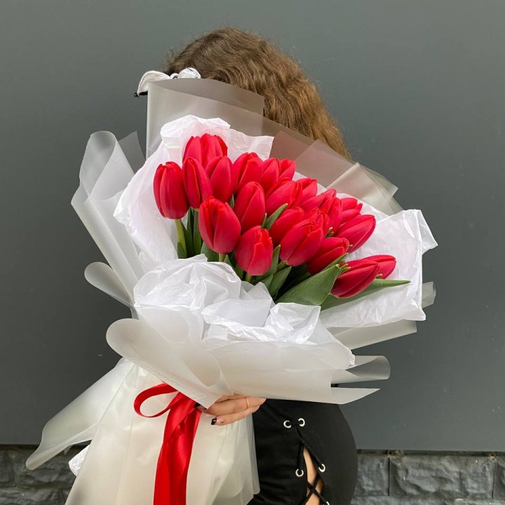  25 красных воздушных тюльпанов в Мурманске