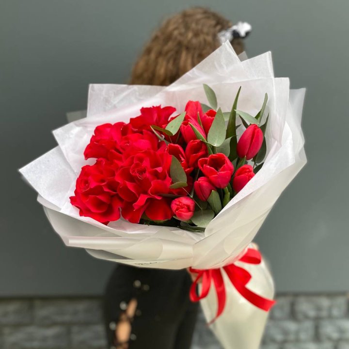 Дуо тюльпаны и розы в Мурманске