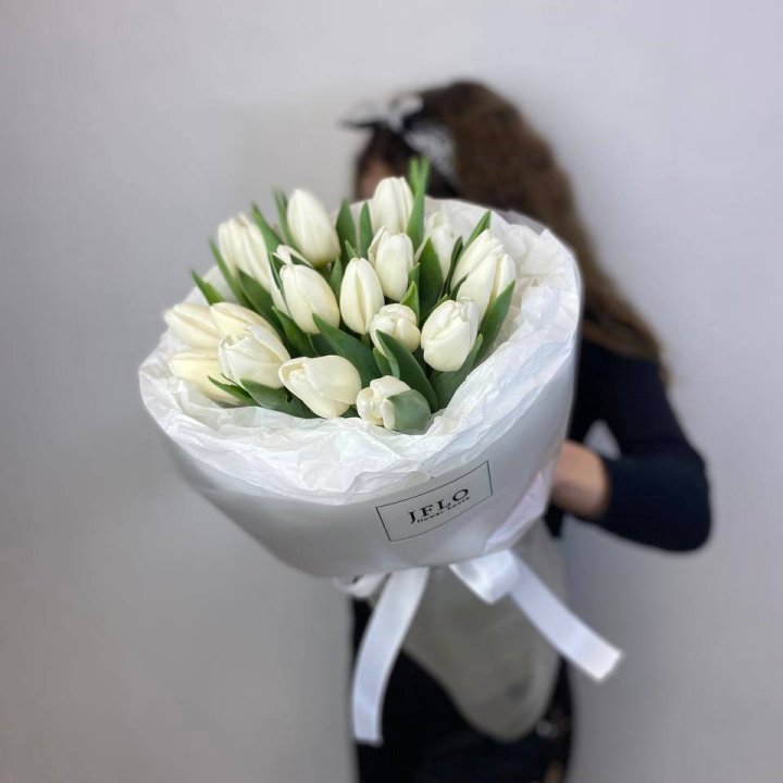  19 белых воздушных тюльпанов в Мурманске