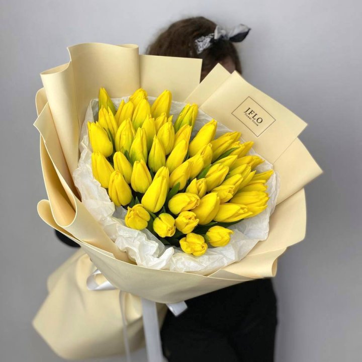 51 жёлтый тюльпан в Мурманске