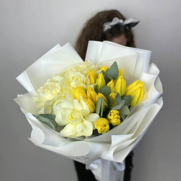 Дуо жёлтые тюльпаны и розы в Мурманске