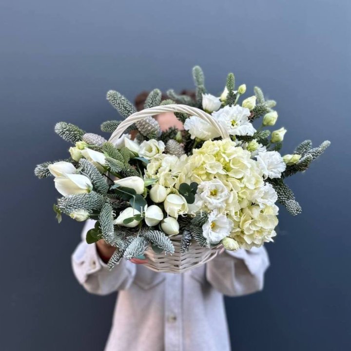 Новогодняя корзина с цветами в Мурманске