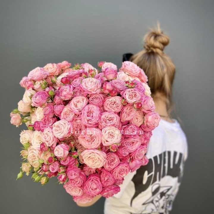 Охапка кустовых роз бомбастик пинк в Мурманске