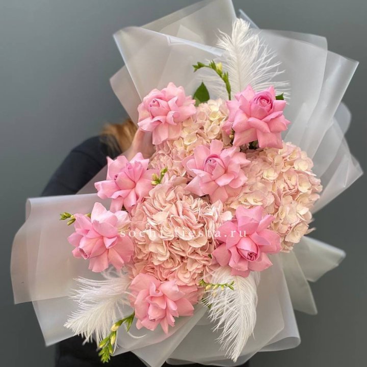  Букет  из гортензий и розовых роз в Мурманске