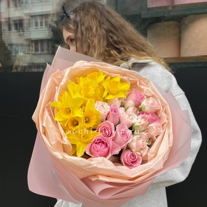 Букет роз и нарциссов в Мурманске