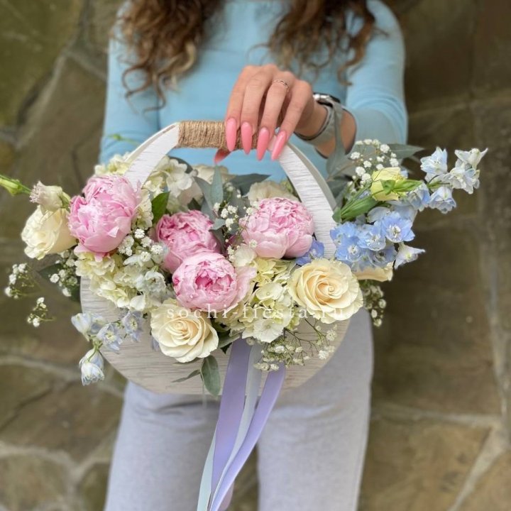 Ящик с пионами в Мурманске