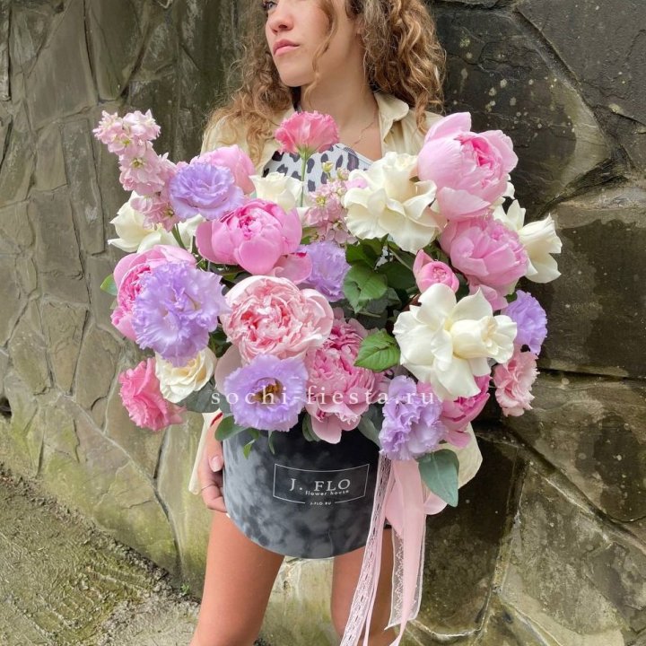 Дизайнерский цилиндр с пионами в Мурманске