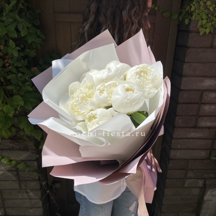 9 белоснежных пионов в Мурманске