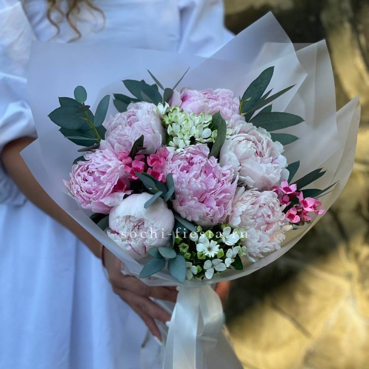 7 зефирных пионов с эвкалиптом в Мурманске