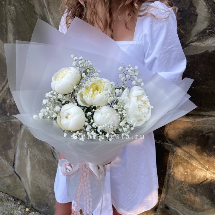 Букет белых пионов "Файв" в Мурманске