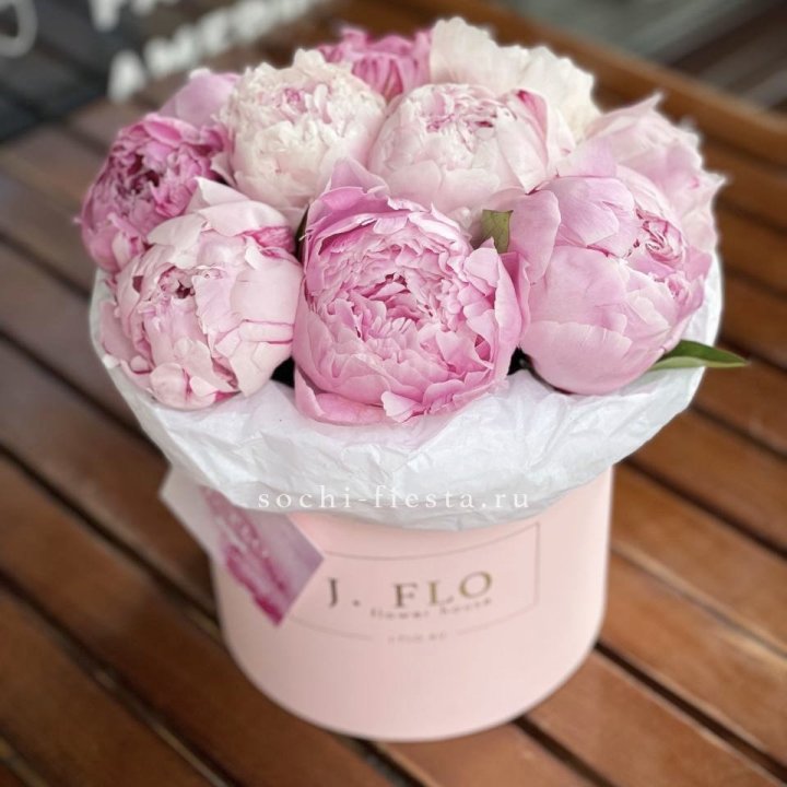 Цилиндр с пионами "Лилу" в Мурманске