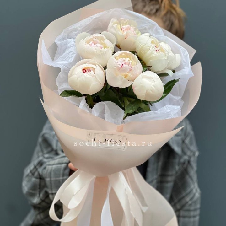 Букет белых пионов в Мурманске