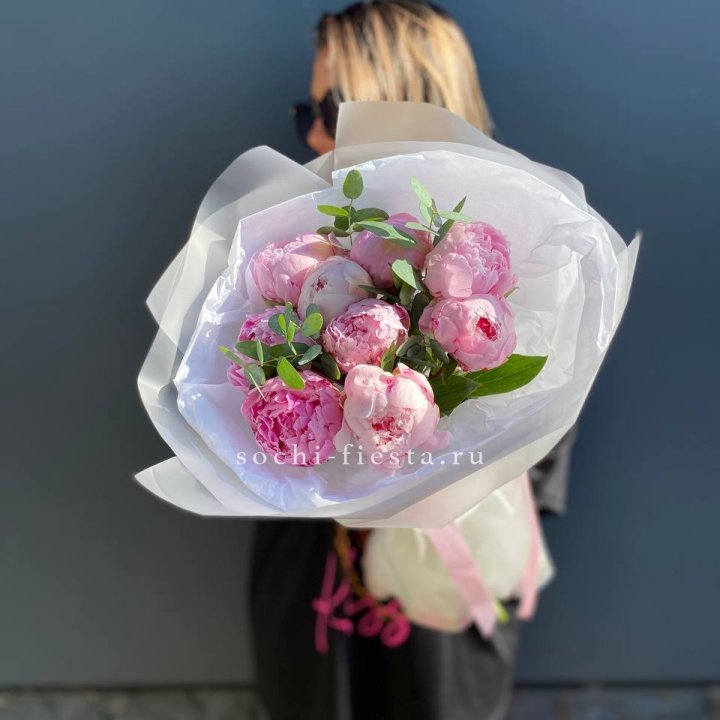 9 пионов с эвкалиптом в Мурманске