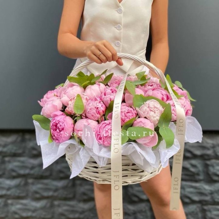 29 пионов в корзине в Мурманске