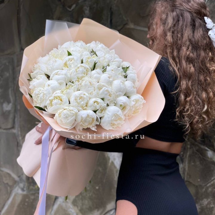 35 белых пион в Мурманске