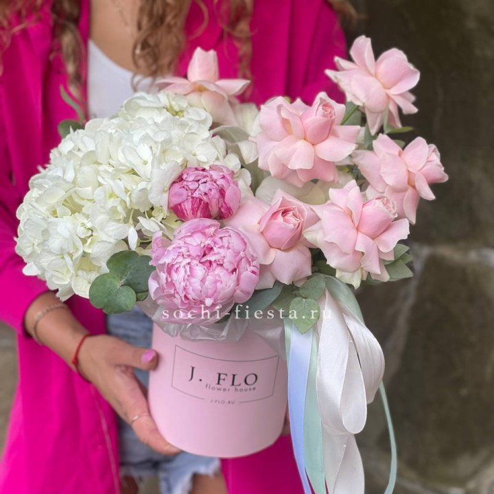 Цилиндр с пионами "Алисия" в Мурманске