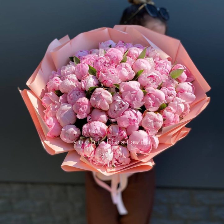 Нежный букет 51 пионов  в Мурманске