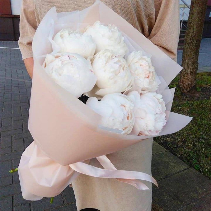 Букет белых пионов в Мурманске