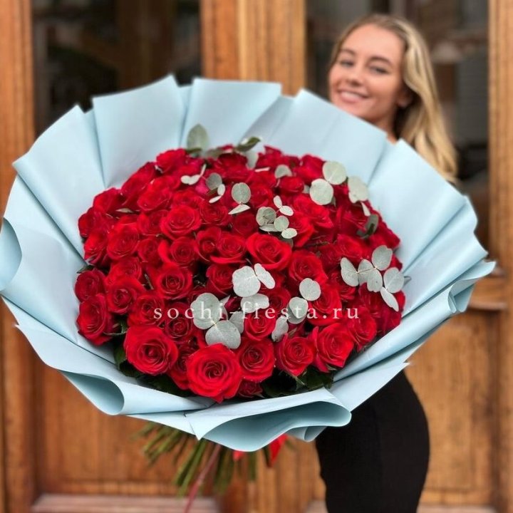 101 красная роза с эвкалиптом в Мурманске