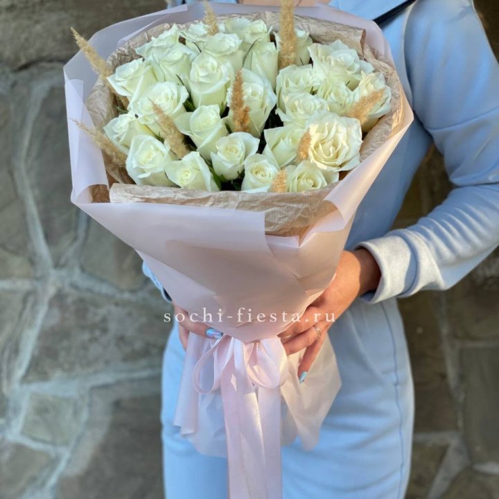 25 белых роз с сухоцветами в Мурманске