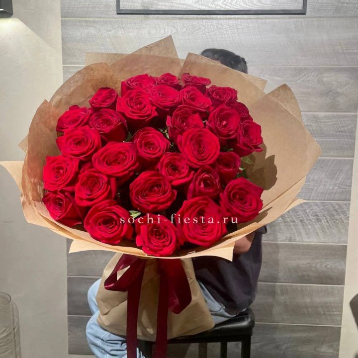 37 красных роз в крафте в Мурманске