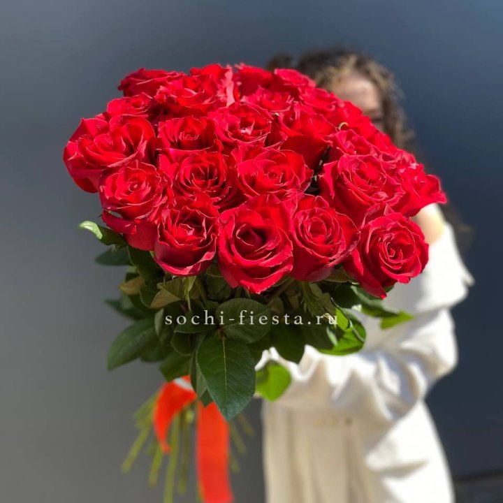 25 высоких красных роз в Мурманске
