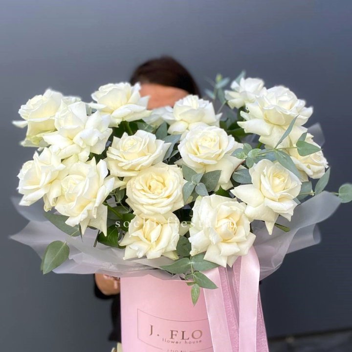 17 Французских белых роз в боксе в Мурманске