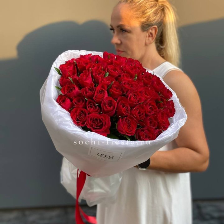 51 роза мадам ред в нежном оформлении в Мурманске
