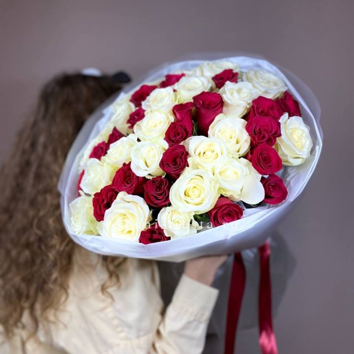 Букет из красных белых 45 роз в Мурманске