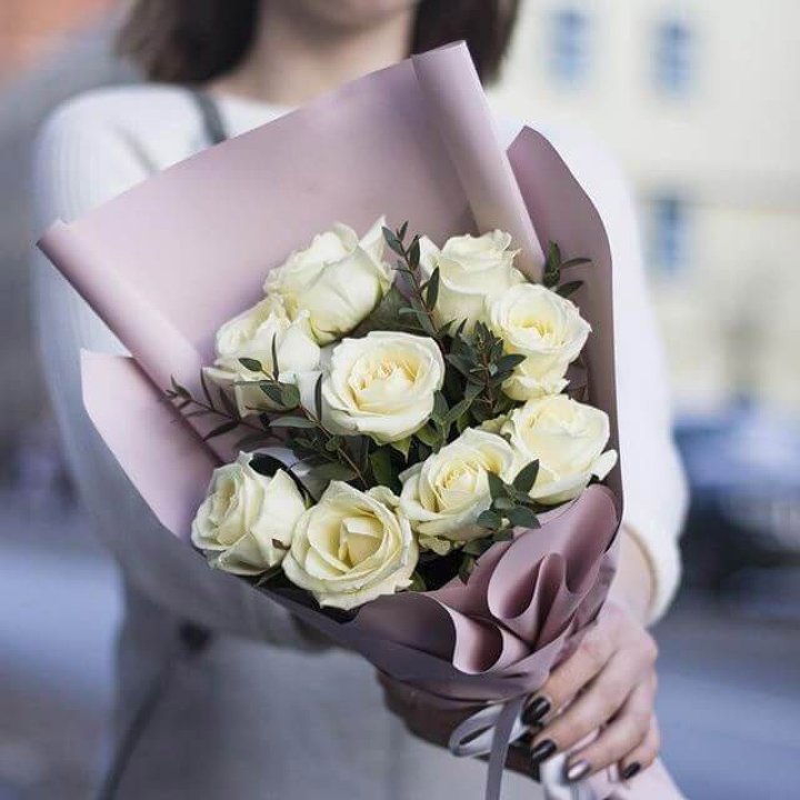 9 белых  роз "Минт" в Мурманске
