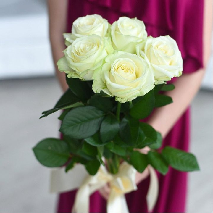 5 белых роз в Мурманске