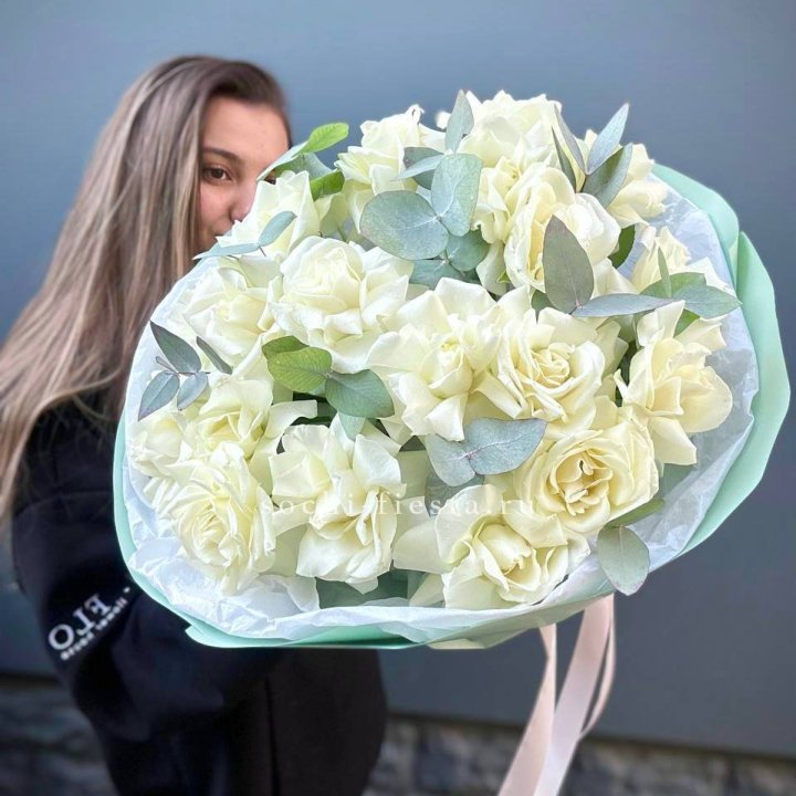 19 Белых французских роз "Ноте бьянке" в Мурманске