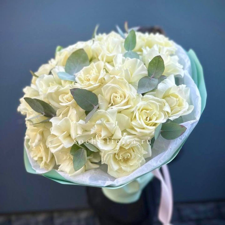 25 Белых французских роз "Ноте бьянка" в Мурманске