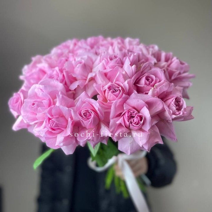 25 розовых французских роз в Мурманске