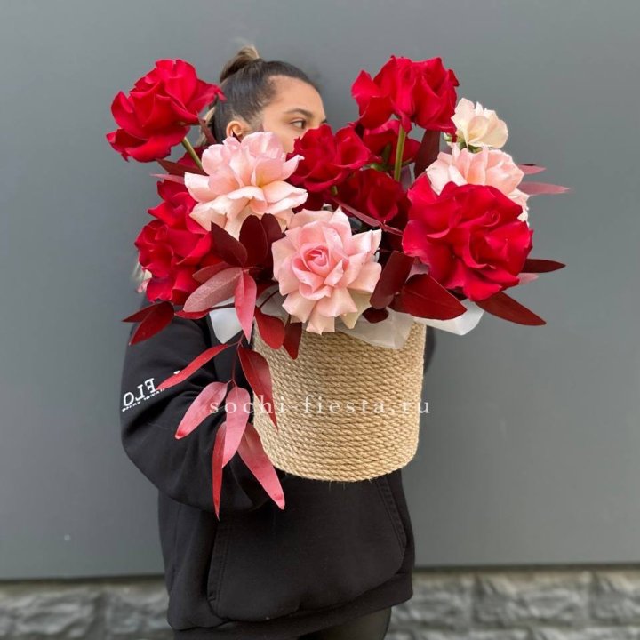 15 Французских роз в джутовом кашпо в Мурманске